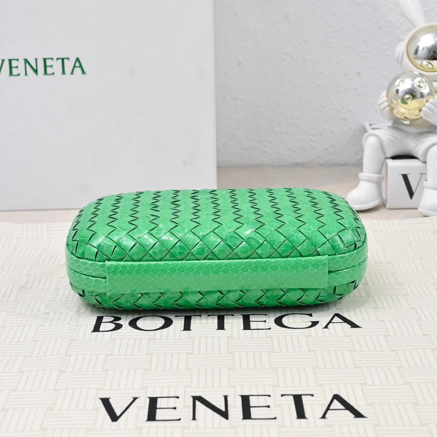 Batch 1860 #BV Knot snakeskin woven evening bag series 🐍 Fashion choice Rare snakeskin bags are full of charm 🌟Using snakeskin pattern woven with knot buckle, the unique texture makes you feel a different kind of refinement and elegance when you touch it 🎀 Its luster is low-key and luxurious, whether it is in the sun or under the light, it can reflect the charming colors 🌈 Holding it in your hand or hanging on your wrist will make you look more elegant and charming✨✨ Model: 717622 Size: 20x12x5.5